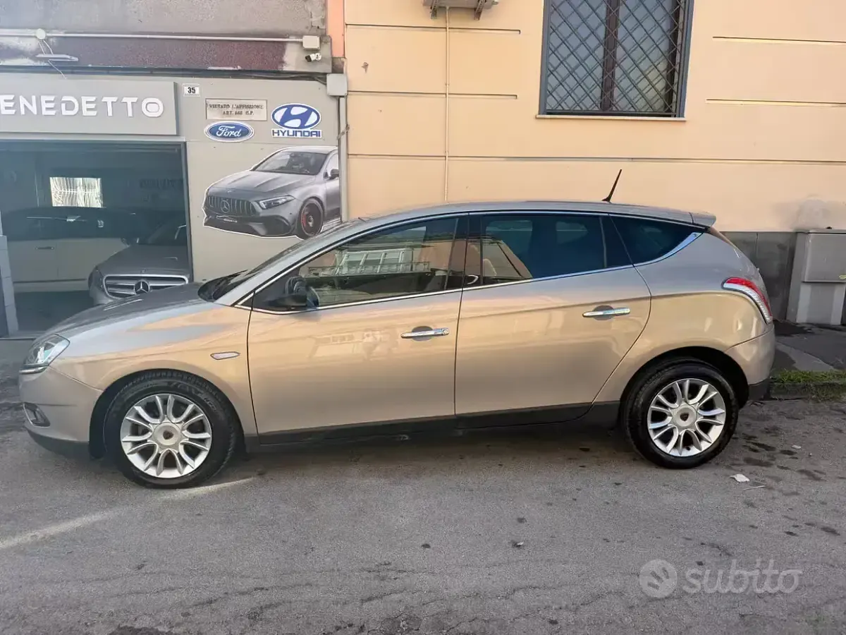 Usata Lancia Delta Gold 105 CV (77 kW) 2011 Marrone Utilitaria