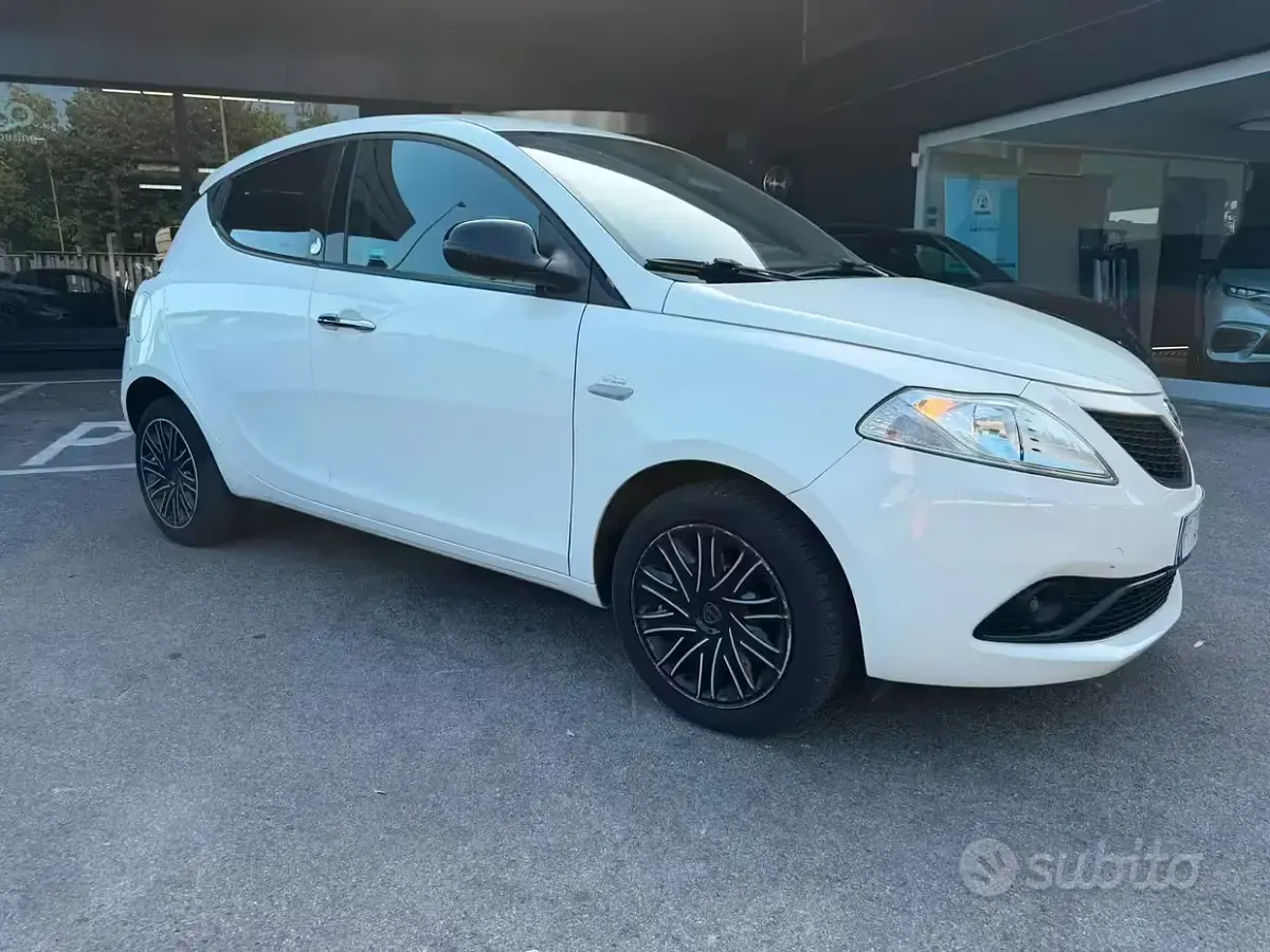 Usata Lancia Ypsilon Gold 69 CV (50 kW) 2019 Bianco Utilitaria