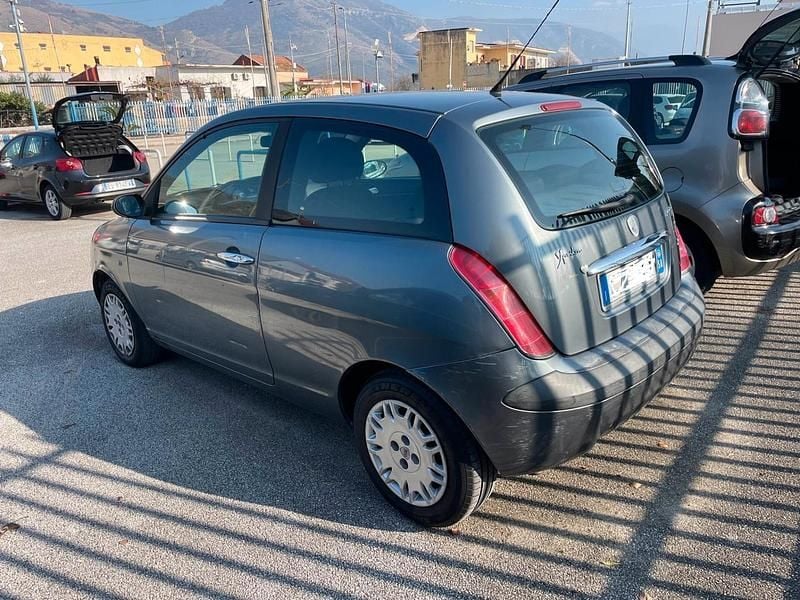 Usado Lancia Ypsilon 69 HP (50 kW) 2006 Cinzento Citadino