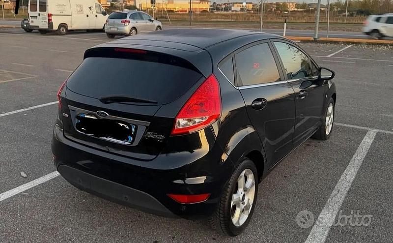 Usata Ford Fiesta 68 CV (50 kW) 2011 Nero Utilitaria