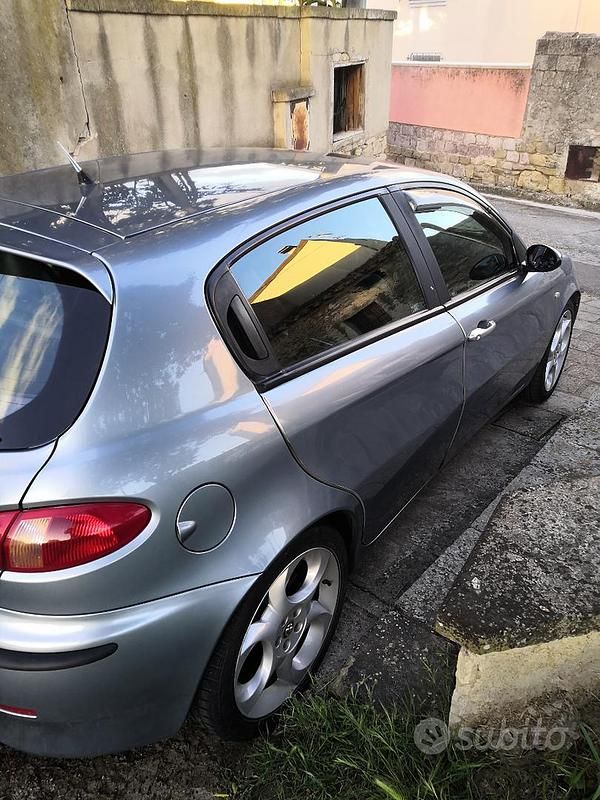Grigio Usata 2002 Alfa Romeo 147 Due volumi | 3000 € (Molto cara) - Immagine 1/4