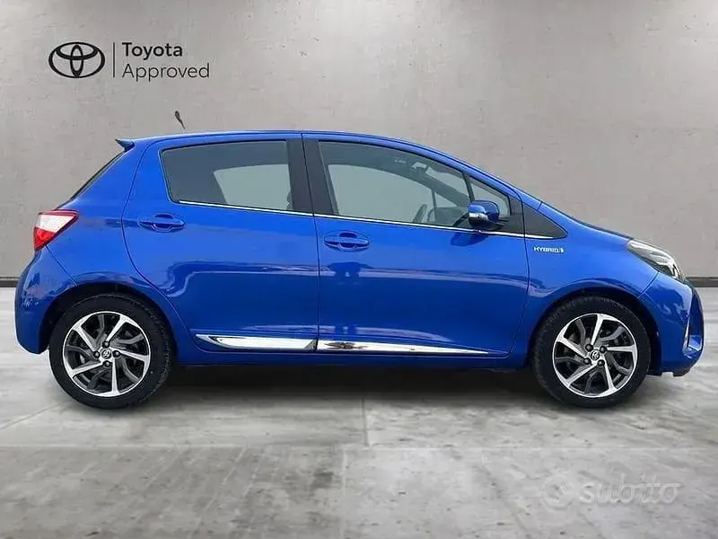 Usata Toyota Yaris Hybrid Style 101 CV (74 kW) 2017 Blu/azzurro Berlina