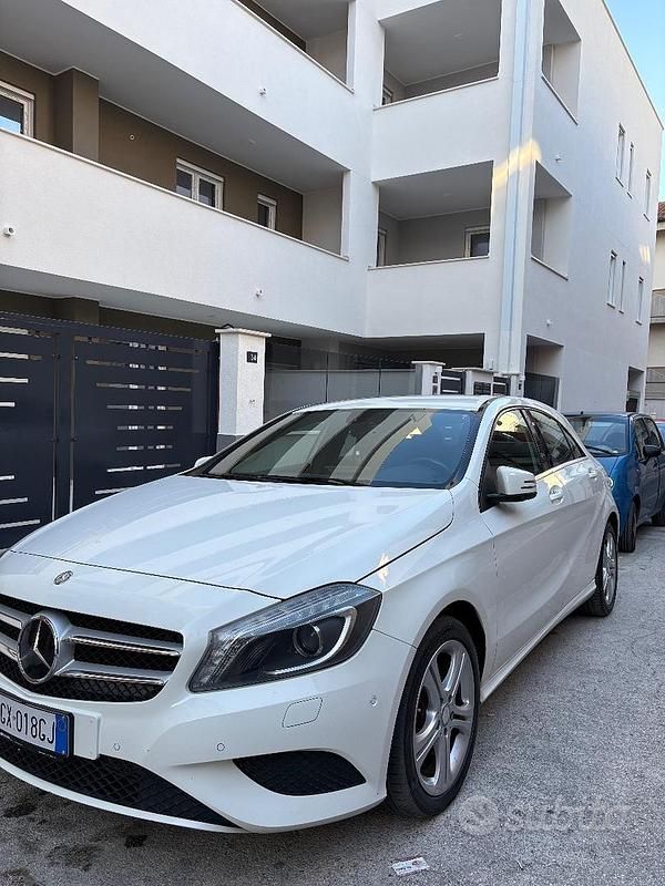 Bianco Usata 2013 Mercedes A180 Tre volumi | 13.400 € - Immagine 1/4