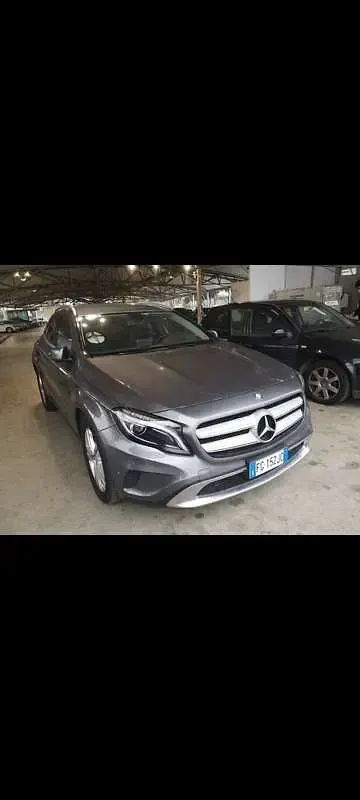 Usata Mercedes GLA200 Business 136 CV (100 kW) 2017 Grigio SUV