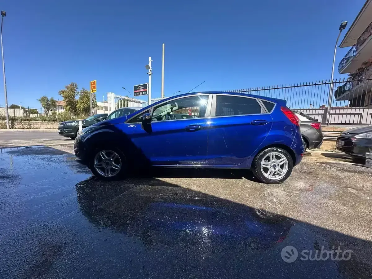 Usata Ford Fiesta Titanium 75 CV (55 kW) 2015 Blu Utilitaria