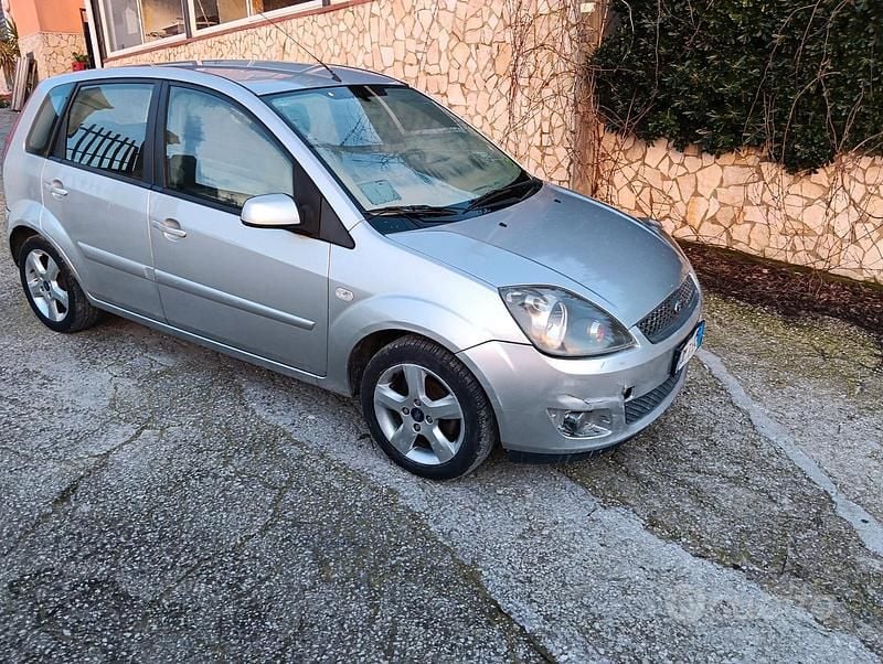 Usata Ford Fiesta Ghia 68 CV (50 kW) 2007 Berlina