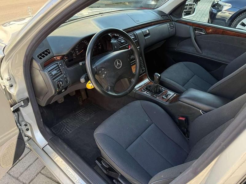 Usata Mercedes E270 Avantgarde 170 CV (125 kW) 2002 Argento Berlina
