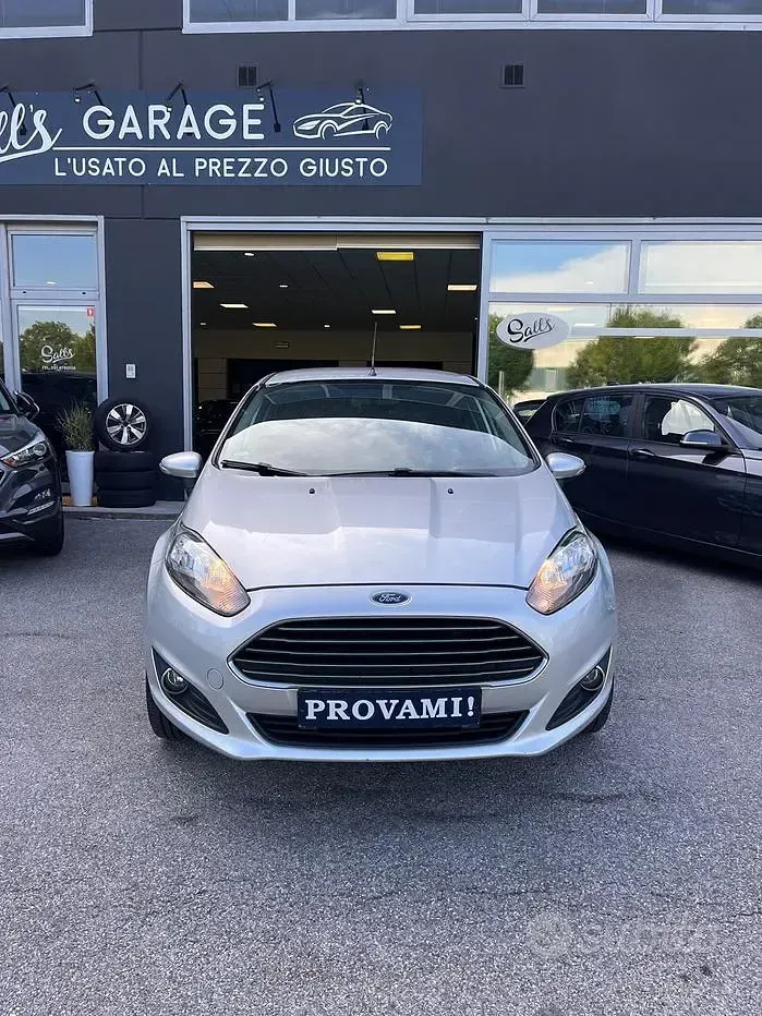 Usata Ford Fiesta 82 CV (60 kW) 2013 Grigio Berlina