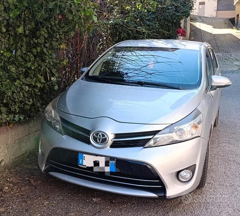 Usata Toyota Verso Active 111 CV (81 kW) 2014 Grigio Monovolume