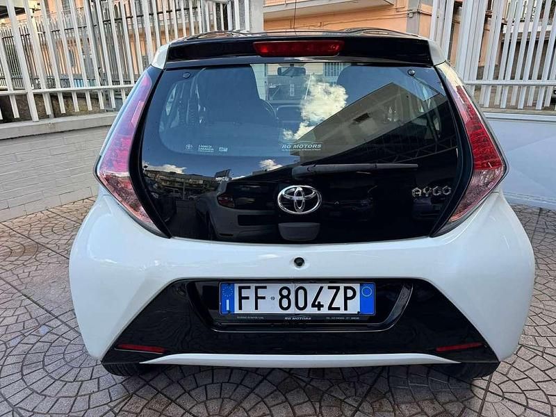 Bianco Usata 2016 Toyota Aygo X-play Due volumi | 8500 € (Buon prezzo) - Immagine 1/4