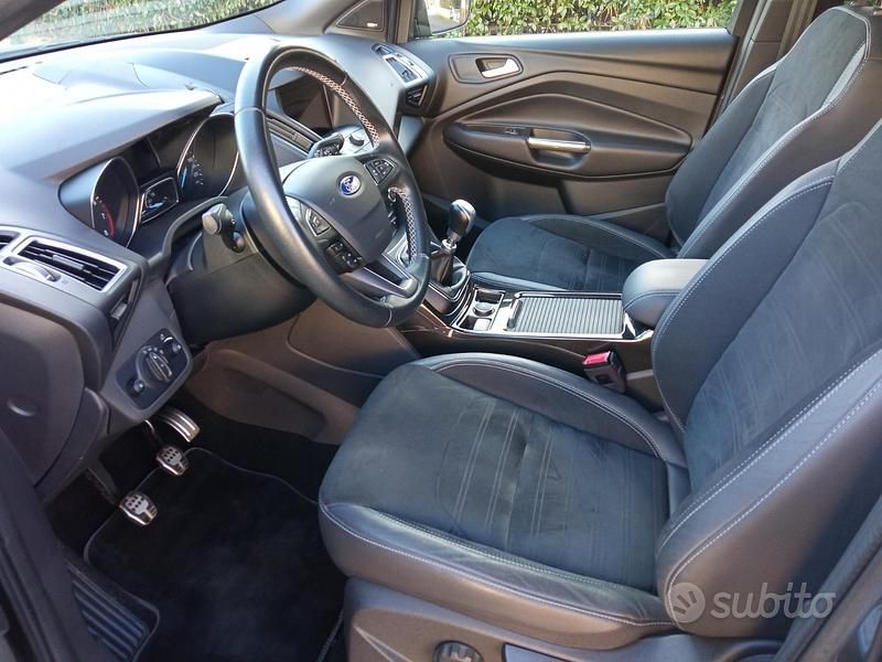 Usata Ford Kuga ST-Line 150 CV (110 kW) 2017 Grigio SUV