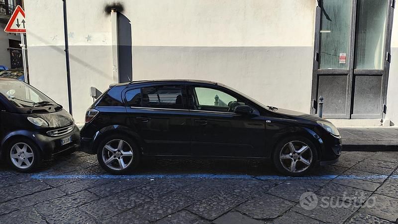 Usata Opel Astra Cosmo 125 CV (91 kW) 2007 Nero Berlina