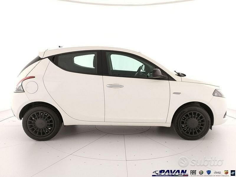 Usata Lancia Ypsilon Silver 69 CV (50 kW) 2022 Bianco Utilitaria