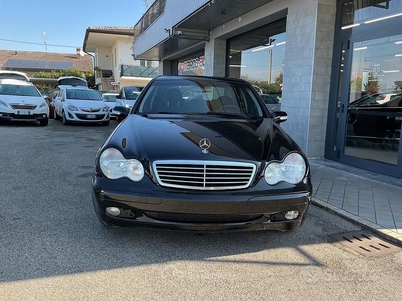 Usata Mercedes C200 122 CV (89 kW) 2003 Nero Berlina