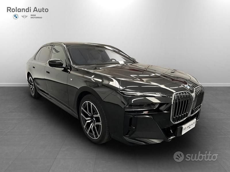 Usata BMW 740 M Sport 299 CV (219 kW) 2024 Black sapphire metallizzato Berlina