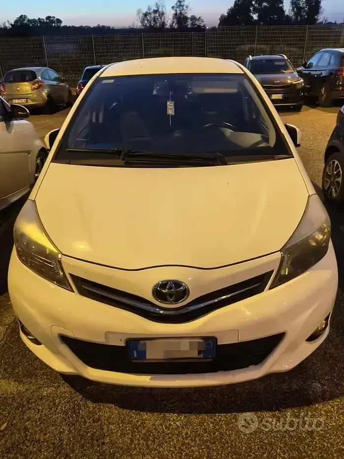 Usata Toyota Yaris Lounge 90 CV (66 kW) 2014 Bianco Utilitaria