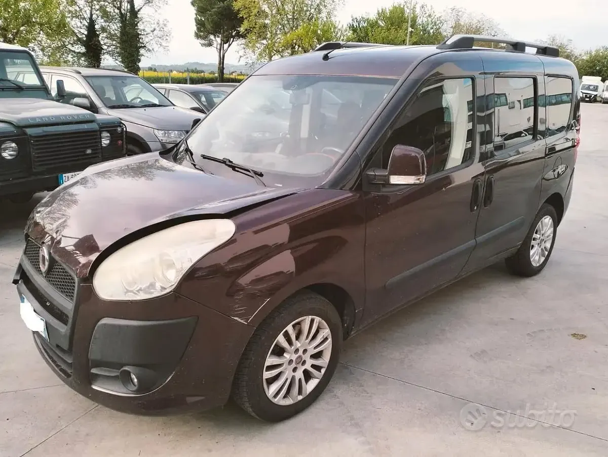 Usata Fiat Doblò 120 CV (88 kW) 2011 Rosso Monovolume