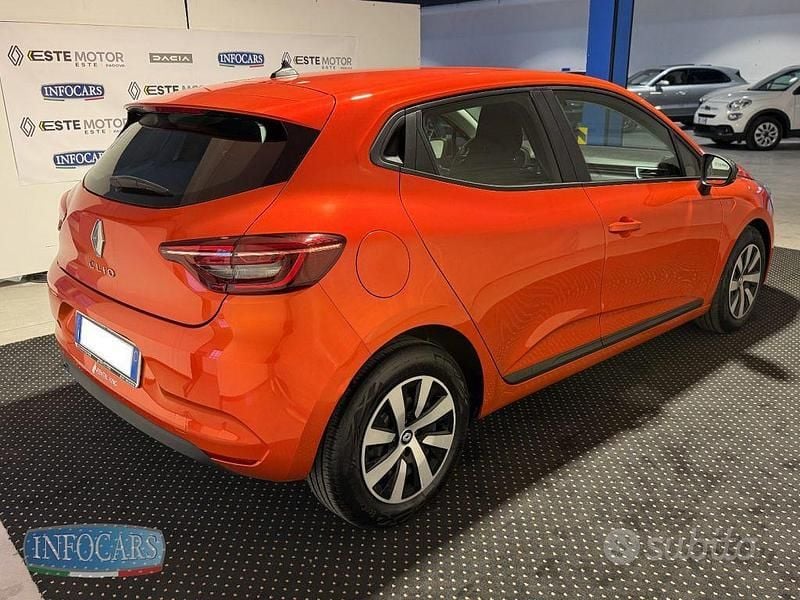 Usata Renault Clio V Equilibre 65 CV (47 kW) 2023 Orange metallizzato Berlina