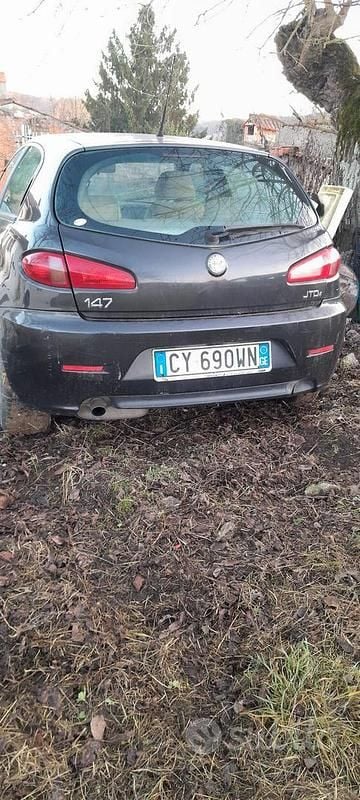 Nero Usata 2005 Alfa Romeo 147 Due volumi | 800 € (Ottimo prezzo) - Immagine 1/4