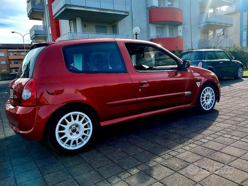 Usata Renault Clio II R.S. 172 CV (126 kW) 2002 Rosso Utilitaria