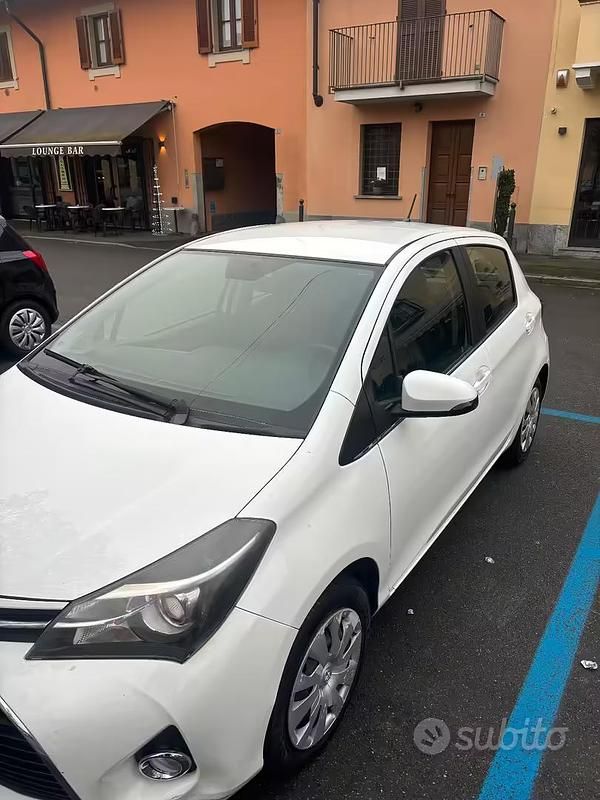 Usata Toyota Yaris 69 CV (50 kW) 2015 Bianco Utilitaria