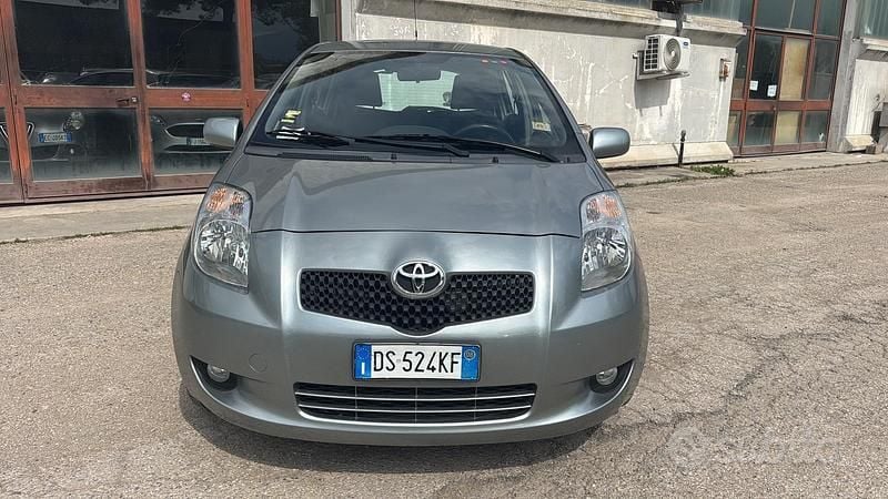 Begagnad Toyota Yaris 87 HK (63 kW) 2008 Grå Halvkombi