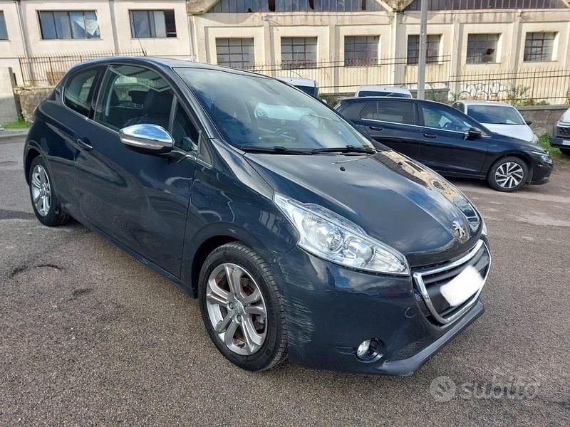 Usata Peugeot 208 92 CV (67 kW) 2015 Grigio Utilitaria
