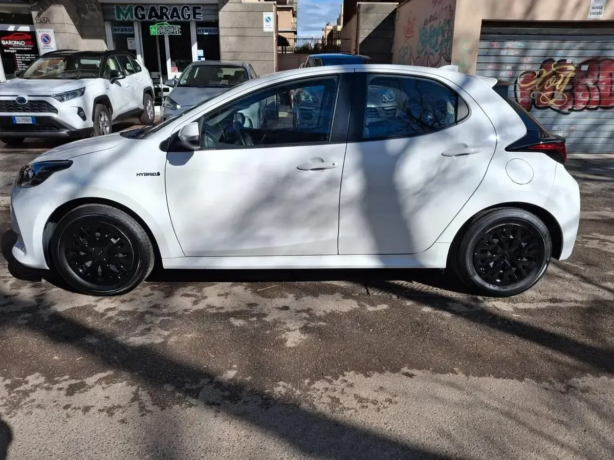 Usata Toyota Yaris Hybrid Business Edition 92 CV (67 kW) 2021 Bianco Berlina