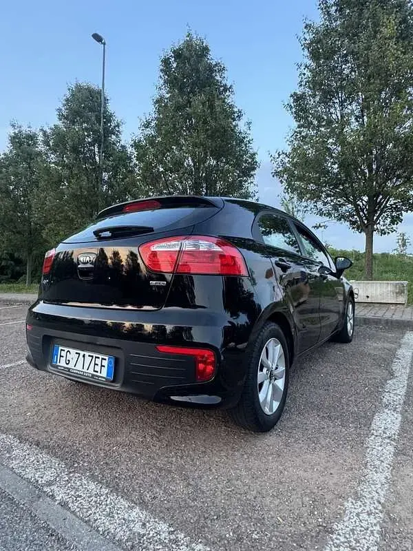 Usado Kia Rio Active 75 HP (55 kW) 2017 Preto Sedan