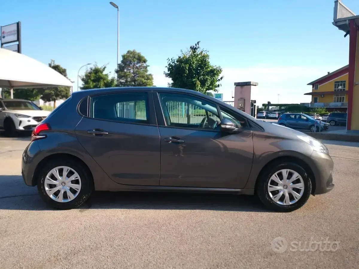 Usata Peugeot 208 82 CV (60 kW) 2018 Grigio Utilitaria