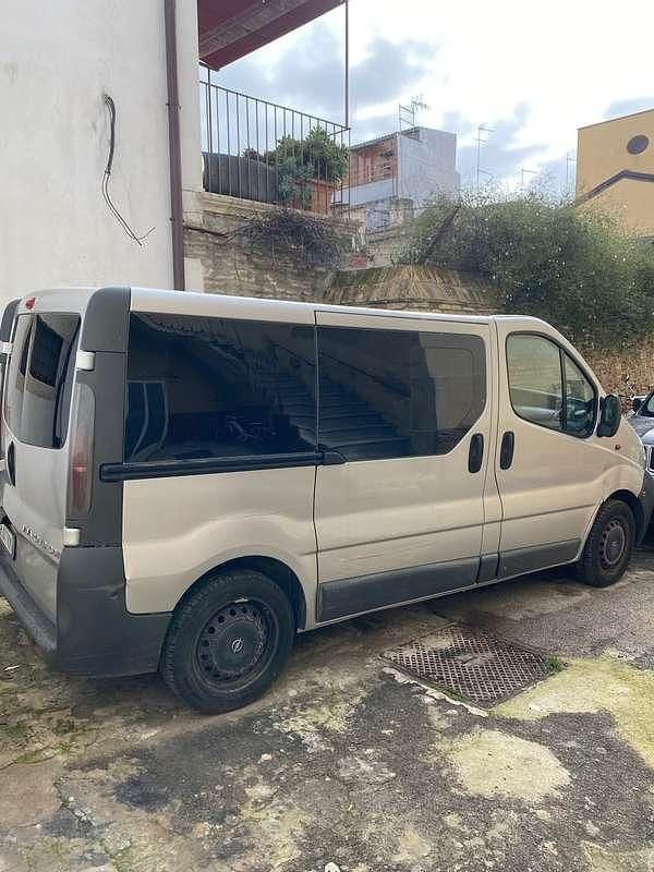Usata Opel Vivaro 114 CV (83 kW) 2005 Argento Monovolume