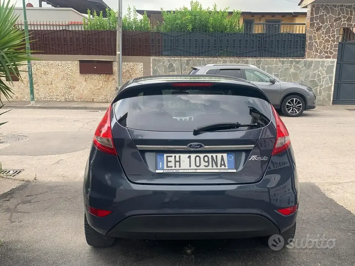 Usata Ford Fiesta 60 CV (44 kW) 2011 Grigio Berlina