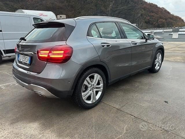 Usata Mercedes GLA180 Premium 122 CV (89 kW) 2019 Grigio SUV