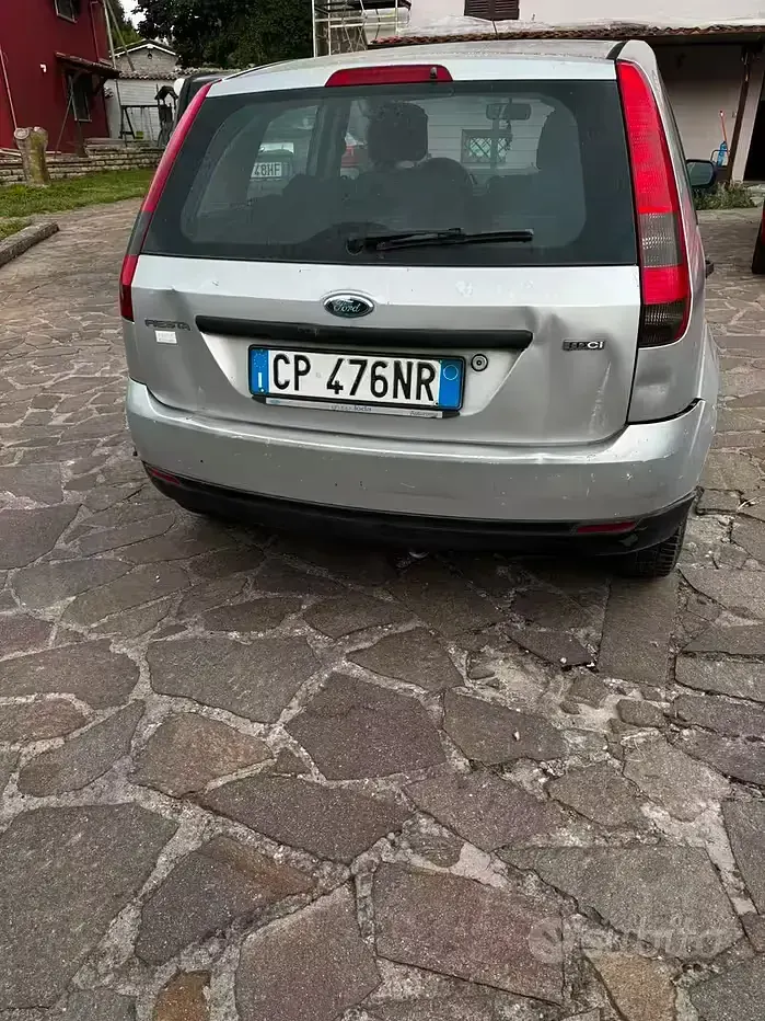 Usata Ford Fiesta 68 CV (50 kW) 2004 Grigio Utilitaria