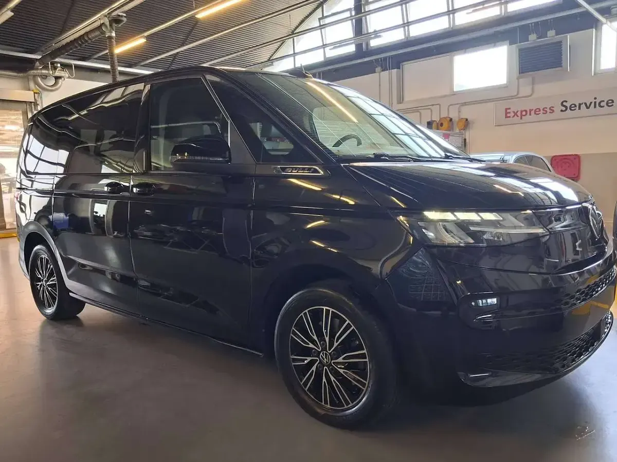 Usata VW Multivan Life 150 CV (110 kW) 2023 Nero metallizzato Monovolume