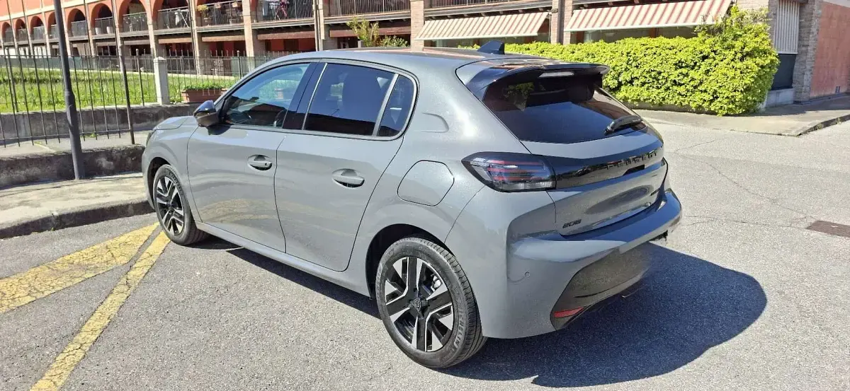 Usata Peugeot 208 Active 101 CV (74 kW) 2024 Utilitaria