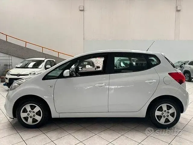 Usata Kia Venga Active 90 CV (66 kW) 2015 Bianco Utilitaria