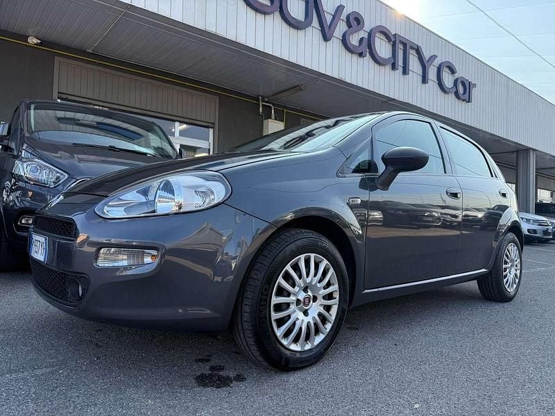 Grigio Usata 2017 Fiat Punto Tre volumi | 6900 € (Buon prezzo) - Immagine 1/4