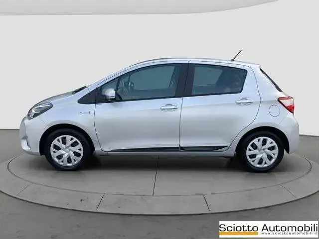 Usata Toyota Yaris Hybrid Active 92 CV (67 kW) 2023 Grigio Berlina