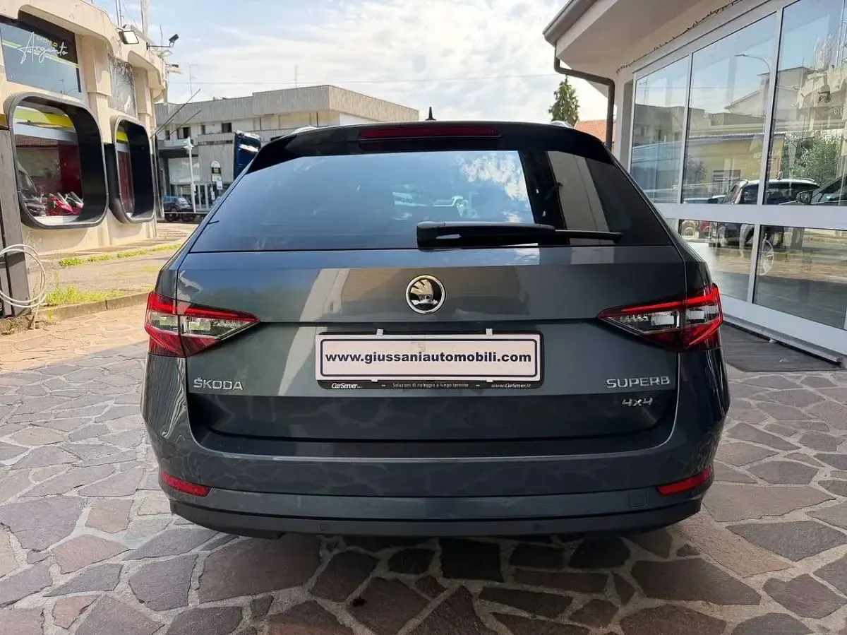 Usata Skoda Superb Style 150 CV (110 kW) 2019 Grigio Station wagon