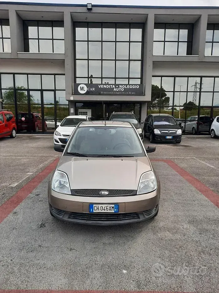 Usata Ford Fiesta Ambiente 75 CV (55 kW) 2003 Grigio Utilitaria