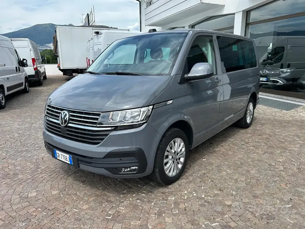 Usata VW Caravelle 150 CV (110 kW) 2023 Grigio scuro metallizzato Furgone
