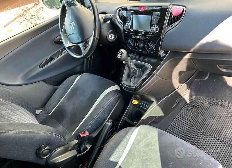 Usata Lancia Ypsilon 85 CV (62 kW) 2016 Grigio Utilitaria