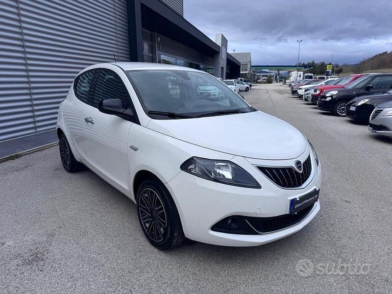Usata Lancia Ypsilon Gold 69 CV (50 kW) 2022 Bianco Utilitaria