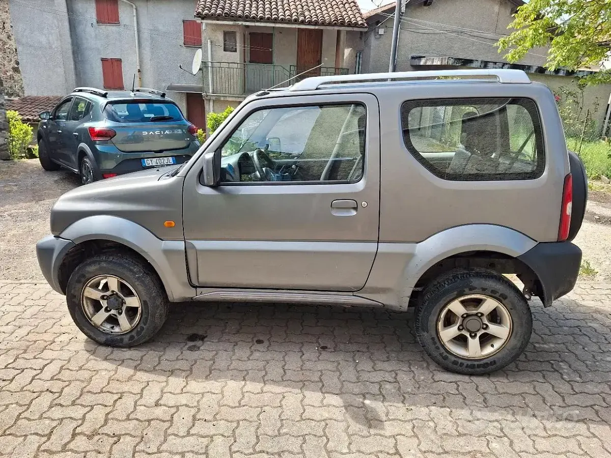 Usata Suzuki Jimny 85 CV (62 kW) 2006 Grigio SUV