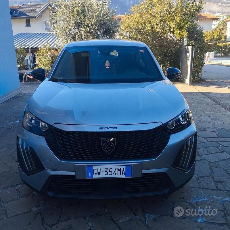 Grigio Usata 2024 Peugeot 2008 Active SUV | 18.400 € (Buon prezzo) - Immagine 1/4