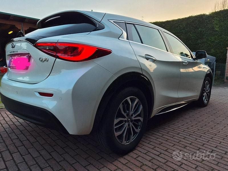 Usata Infiniti Q30 Business Executive 109 CV (80 kW) 2017 Bianco Berlina