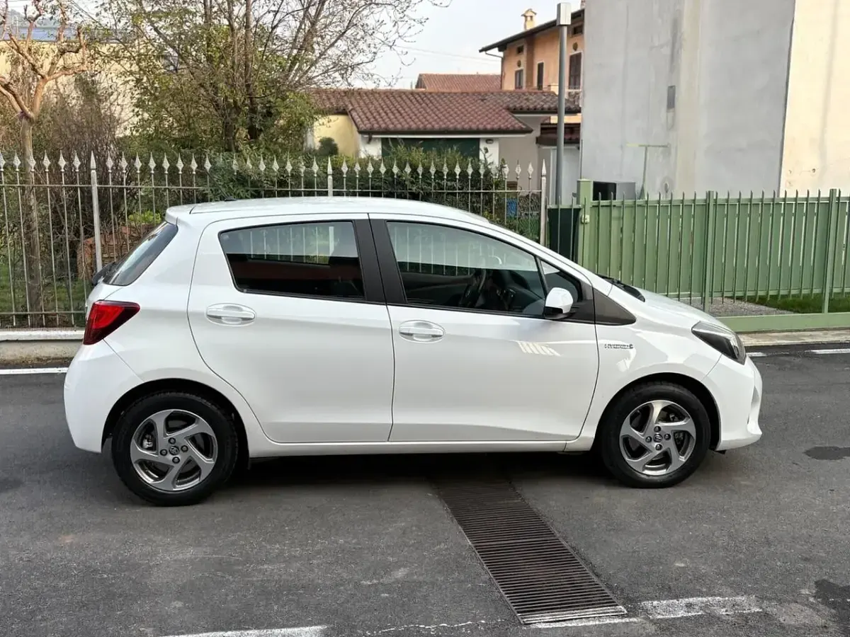 Usata Toyota Yaris Hybrid Active 73 CV (53 kW) 2016 Bianco Berlina