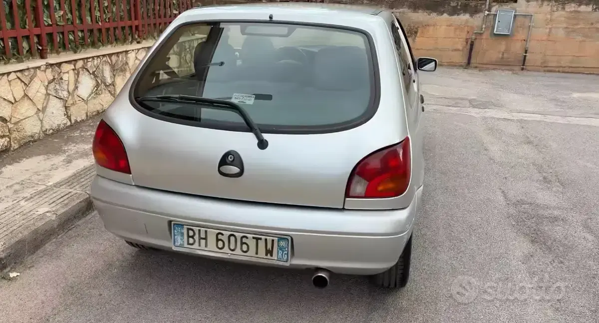 Usata Ford Fiesta 75 CV (55 kW) 2000 Grigio Utilitaria