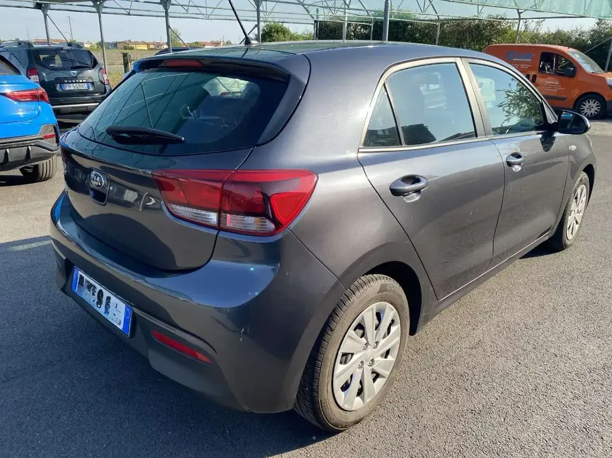 Usata Kia Rio Active 84 CV (61 kW) 2017 Grigio Berlina